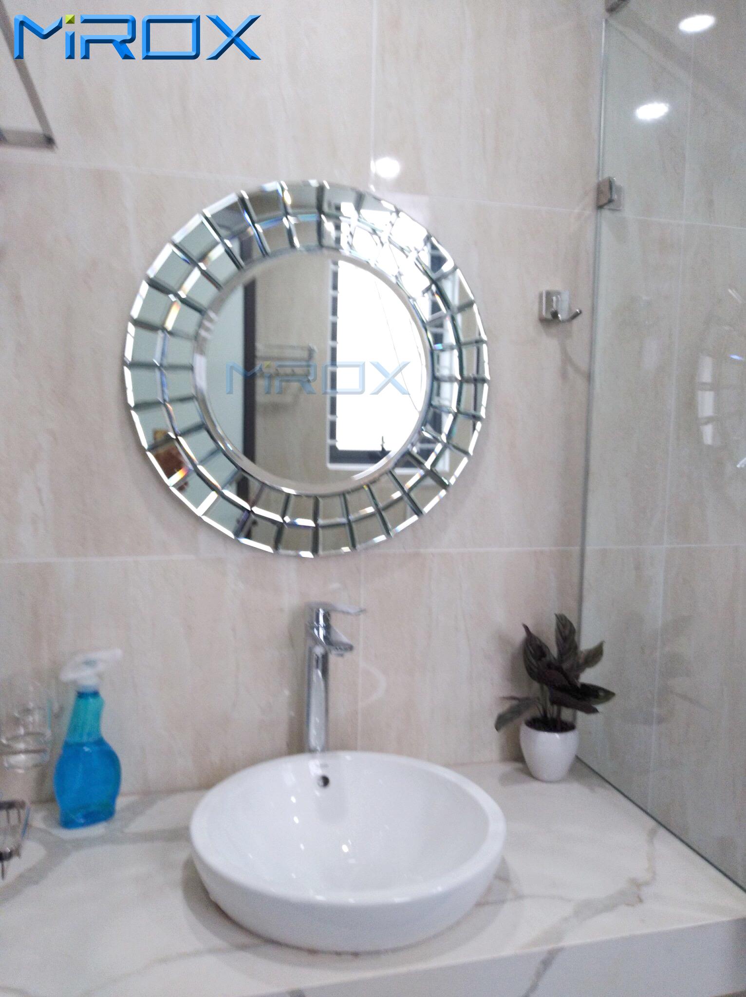 Gương phòng tắm cao cấp nghệ thuật: Sự tinh tế và độc đáo được thể hiện rõ ràng trong chiếc gương phòng tắm nghệ thuật cao cấp này. Với những họa tiết được chạm khắc tinh xảo trên bề mặt gương, sản phẩm này không chỉ là một nguồn cảm hứng mà còn là một tác phẩm nghệ thuật đẹp mắt trong không gian phòng tắm của bạn.