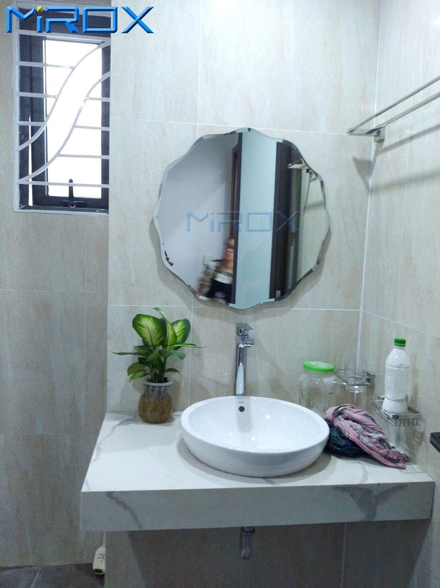 Gương tròn thiết bị vệ sinh cao cấp: Với thiết kế hiện đại, gương tròn cao cấp không chỉ là một thiết bị vệ sinh cần thiết mà còn là điểm nhấn thú vị cho phòng tắm của bạn. Với chất liệu và độ bền cao, mẫu gương này sẽ đem lại sự tiện nghi và thẩm mỹ cho không gian phòng tắm của bạn.