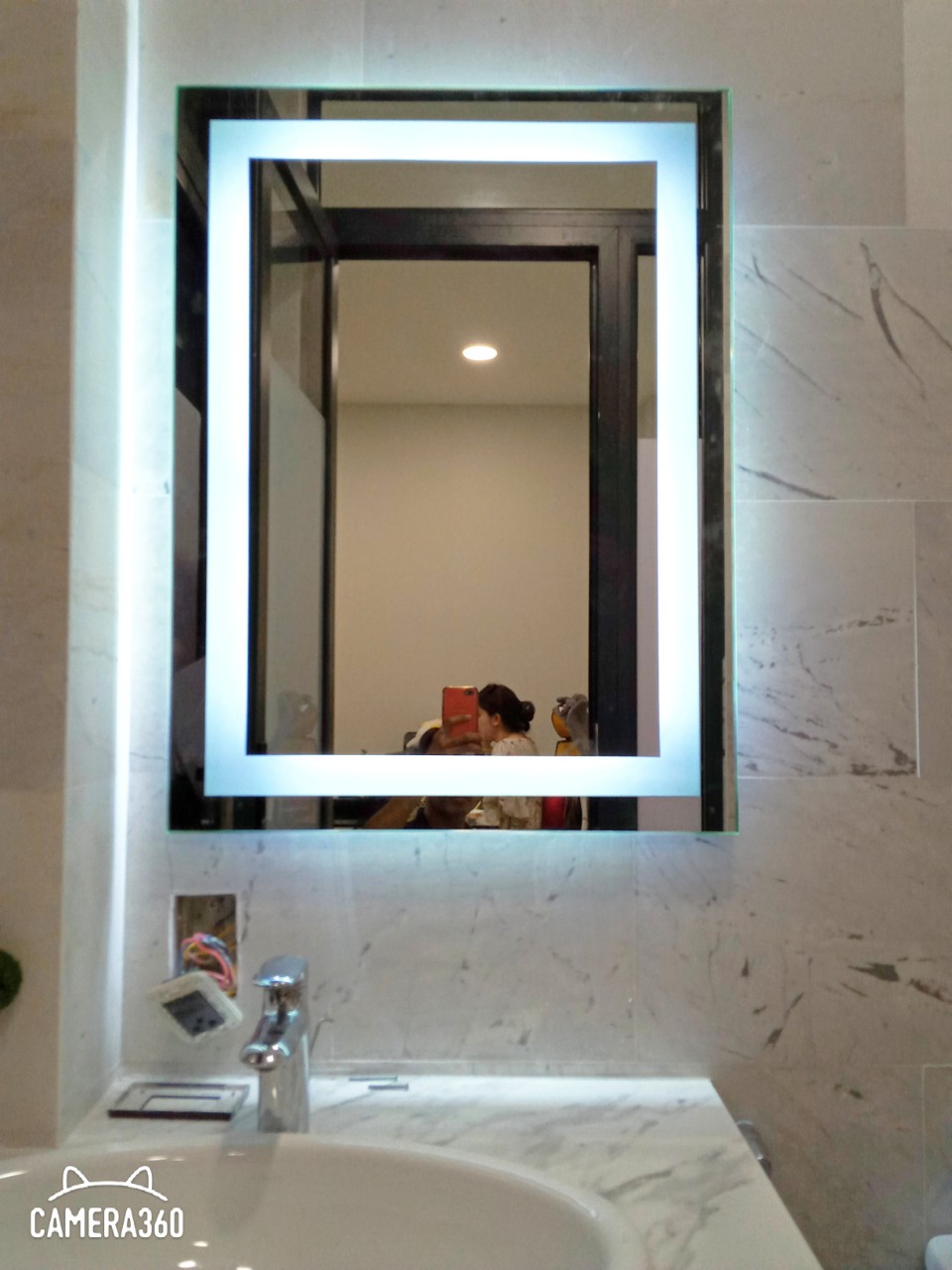 Sinh ra để phục vụ cho sự hoàn hảo của không gian tắm của bạn, gương đèn LED hắt trong cho phép bạn quan sát mặt mình trong ánh sáng tự nhiên. Kết hợp với thiết kế đơn giản và hiện đại, sản phẩm này đúng là một lựa chọn tuyệt vời để cải thiện không gian phòng tắm của bạn.