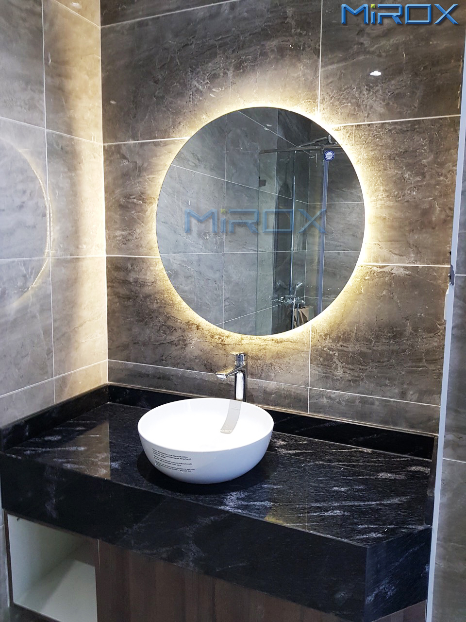 Gương tròn đèn LED hắt nhà tắm cao cấp là lựa chọn hoàn hảo cho những ai cần một không gian tắm đẹp và hiện đại. Với ánh sáng đèn LED và kiểu dáng tròn, gương sẽ tạo ra một không gian thư giãn tuyệt vời cho bạn. Đặt gương này trong phòng tắm của bạn và tận hưởng không gian đầy tinh tế.